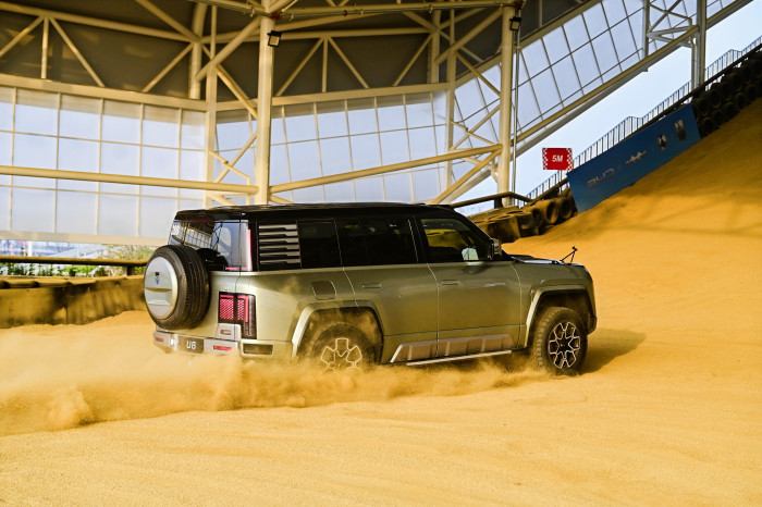 Die Sandpiste ist 90 m lang und hat 28 Grad Steigung. (Bild: BYD)